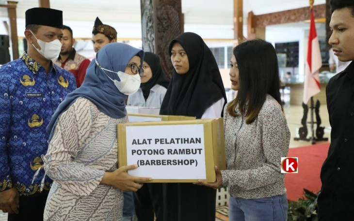 Bupati Blitar Rini Syarifah Berikan Alat Pelatihan Potong Rambut kepada Pemuda Karang Taruna di Kabupaten Blitar (foto : Faisal NR / Klikwarta.com)