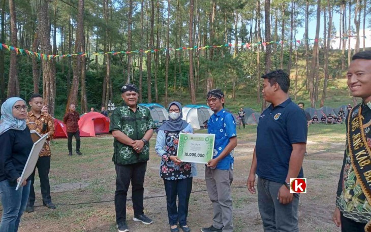 Bupati Blitar Rini Syarifah Berikan Penghargaan Kepada Pelalu Wisata Berprestasi di Acara Jambore Pokdarwis Tahun 2022 (foto : Faisal NR / Klikwarta.com)