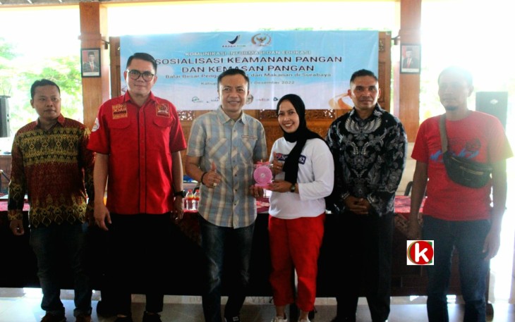 Wabup Blitar Rahmat Santoso Berikan Cinderamata Kepada Peserta Sosialisasi (foto : Faisal NR / Klikwarta.com)