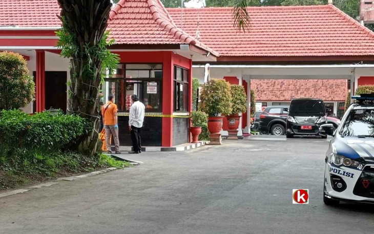 Suasana Rumah Dinas Walikota Blitar Tampak Dari Halaman Depan, Petugas Kepolisian Juga Terlihat Seusai Melakukan Olah TKP (foto : Faisal NR / Klikwarta.com)
