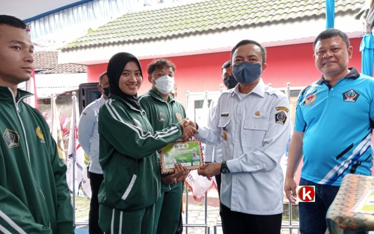 Wakil Bupati Blitar Serahkan Bonus Uang Kepada Atlet Kabupaten Blitar Peraih Medali pada Porprov Jatim VII di Kabupaten Jember. (foto : Faisal NR / Klikwarta.com) 