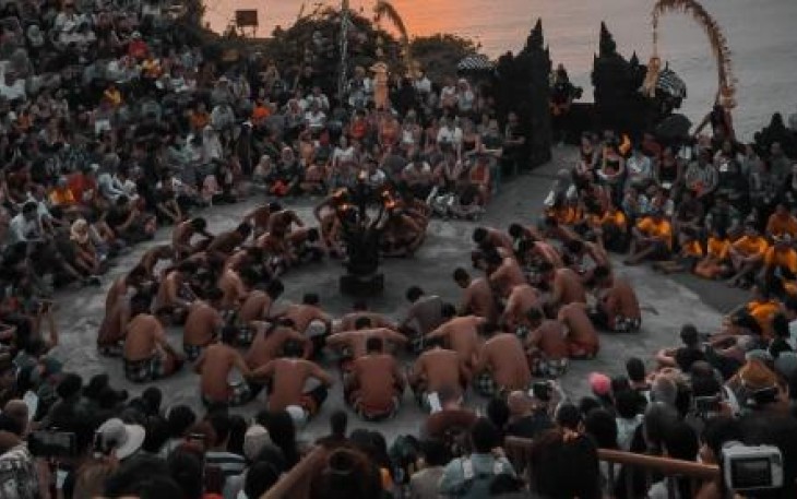 Ilustrasi foto Tari Kecak dari Pulau Bali. Sumber foto: Pexels.com/Just baf