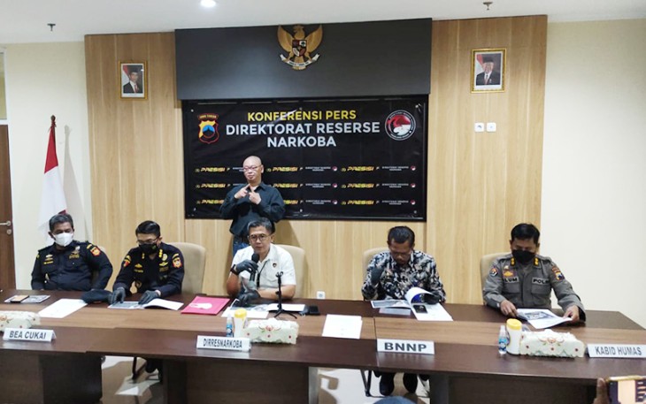Direktur Reserse Narkoba Polda Jateng Kombes Pol Lutfi Martadian S.I.K, S.H, M.H didampingi Kepala Kantor Bea Cukai Tanjung Emas Anton Martin,  dan Kabidhumas Polda Jateng di wakili Kasubbid Penmas  AKBP M. Ulum, saat menggelar ungkap kasus penyalahgunaan narkoba jenis sabu, Kamis pagi (15/09).