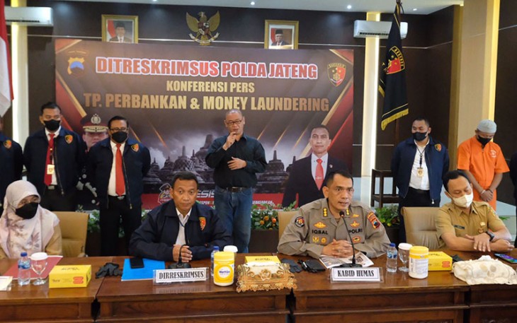 Dirreskrimsus Kombes Pol Dwi Subagio didampingi Kabid Humas Kombes Pol Iqbal Alqudusy serta perwakilan Otoritas Jasa Keuangan (OJK) dan Dinas Koperasi Provinsi Jateng  dalam sebuah konferensi pers di kantor Ditreskrimsus Polda Jateng, Banyumanik, Kota Semarang pada Senin (10/10/2022).