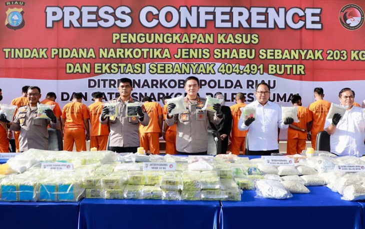 Kapolda Riau Irjen Moh Iqbal didampingi Dir Narkoba, Dir Intelkam, Kabid Humas, Kabid Propam dan Kapolres Dumai pada konferensi pers yang digelar dihalaman mapolda Riau pada Senin sore (19/9/2022).