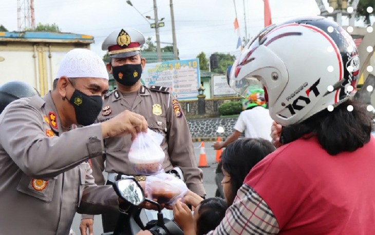 Kapolres Rejang Lebong AKBP Tonny Kurniawan, S.IK beserta Pejabat Utama dan Personil Polres Rejang Lebong saat menggelar kegiatan Gerakan Takjil Gratis Ramadhan kepada masyarakat.