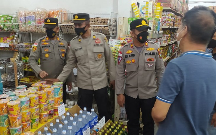 Polsek Bintan Timur Polres Bintan saat Pantau Ketersedian Bahan Pokok di Pasar