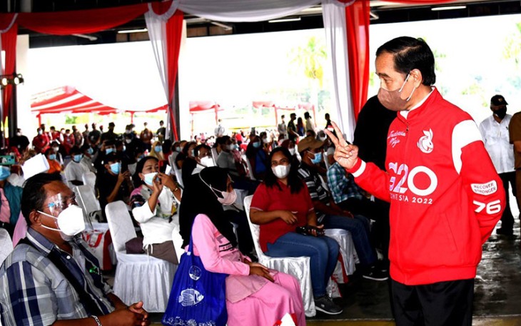 Presiden RI Joko Widodo saat meninjau pelaksanaan vaksinasi