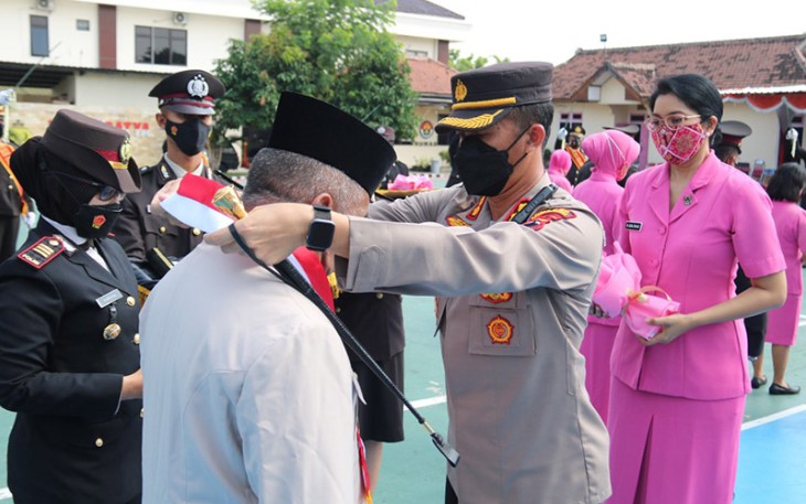 Prosesi tradisi Wisuda Purna Bhakti terhadap 20 purnawirawan Polres Karanganyar, Jumat (22/7/2022) di Mapolres setempat.
