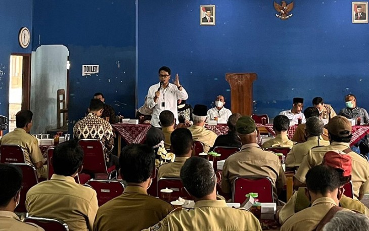 Ketua DPD II Partai Golkar Karanganyar, Ilyas Akbar Almadani (berdiri kemeja putih), saat acara Serap Aspirasi bersama masyarakat di Kecamatan Gondangrejo, Kabupaten Karanganyar.