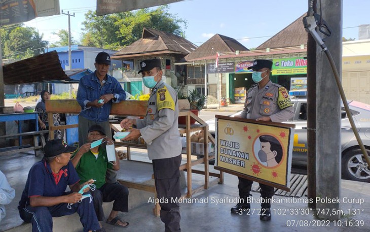 Bhabinkamtibmas Polsek Curup Bagi Masker Ajak Warga Taat Prokes