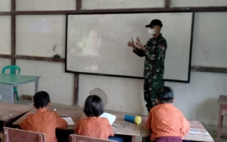 Satgas Pamtas Yonif Mekanis 643/Wns Mengajar Siswa SD Perbatasan