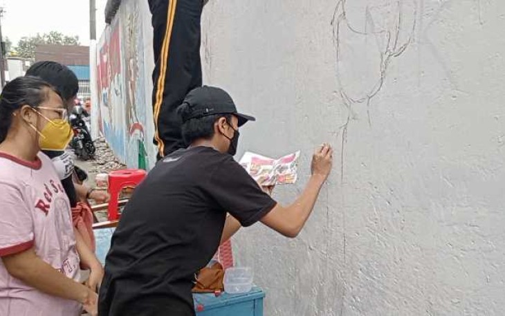 Para siswa mencurahkan kreativitas melukis di dinding