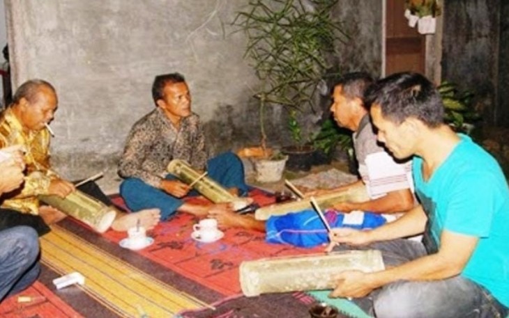 Memainkan alat musik Batak, Menggong. (Foto: Marcel)