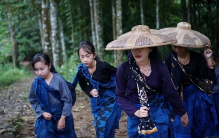 Ilustrasi kegiatan wanita suku Baduy sehari-hari. Sumber foto : Pariwisata Indonesia