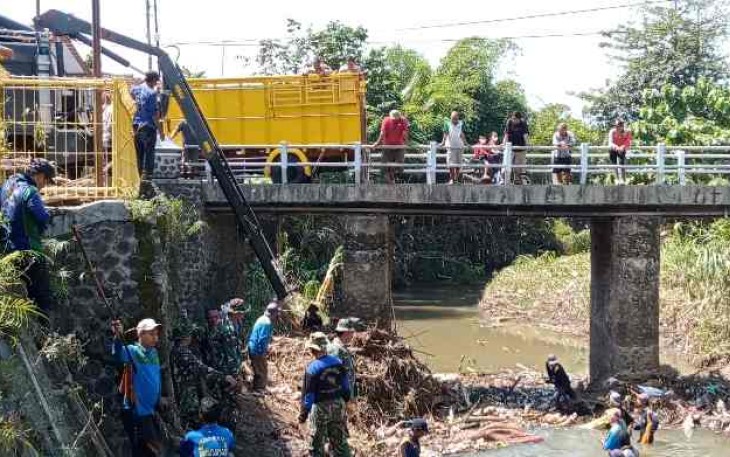 Pembersihan sampah dibawah jembatan Desa Sidokerto