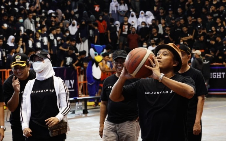 Wabup Safin saat membuka Kejurkab bola basket