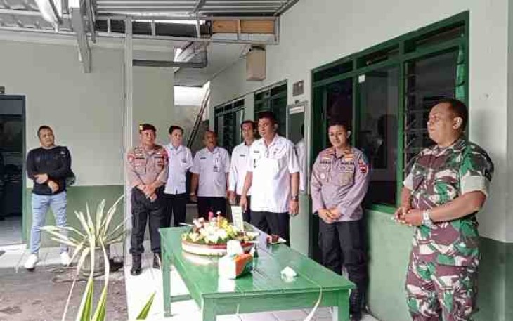 Kue ulang tahun untuk TNI dari Camat dan Kapolsek Pati 