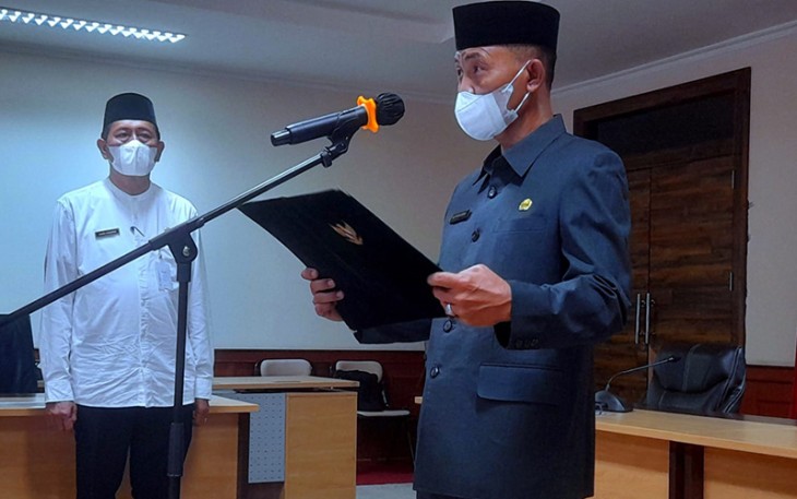 Sekretaris Daerah Kepri Adi Prihantara mengambil sumpah dan melantik 8 Pejabat Fungsional di Lingkungan Pemerintah Provinsi Kepri, , Kamis (28/4/2022).