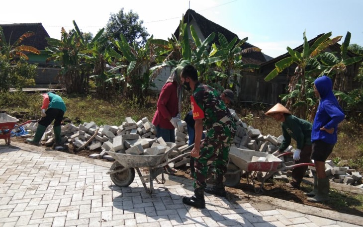 Serda Mardiyono Bersama Warga saat Gotong-royong Kerja Bakti Perbaiki Jalan