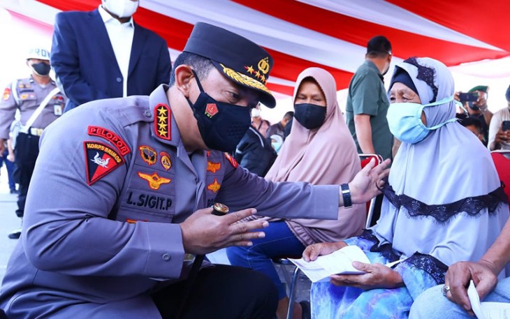 Kapolri Jenderal Listyo Sigit Prabowo meninjau pelaksanaan akselerasi vaksinasi di Kabupaten Kampar, Riau, Jumat (25/2/2022).
