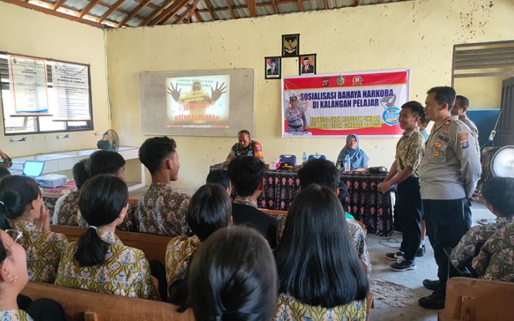 Babinsa Bersama Kapolsek saat Komsos Dengan Pelajar Sampaikan Bahaya Narkoba 