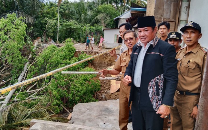 Wagub Bengkulu Rosjonsyah meninjau longsor di desa Lubuk Gedang kecamatan Lubuk Pinang kabupaten Mukomuko, Senin 3/10/2022