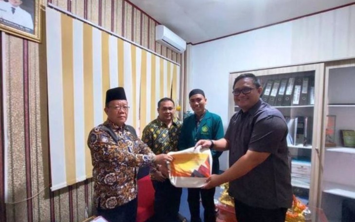 Sekretaris BPKAD Kota Bengkulu Karnadi saat menerima cindera mata dari Dosen UIN FAS Evan Setiawan usai pelepasan mahasiswa magang. Kamis, 1 September 2022. Foto/Dok