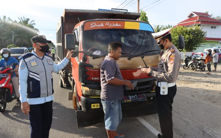 Petugas Gabungan Polri, Dishub dan Pol PP saat melakukan Pemeriksaan Kendaraan
