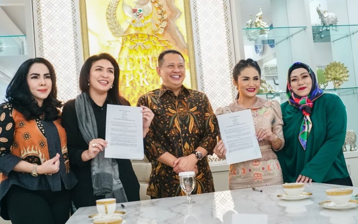 Penandatanganan MoU antara founder DeBS Dewi Puspa dengan Krisdayanti, di Jakarta, Selasa (6/12/22).