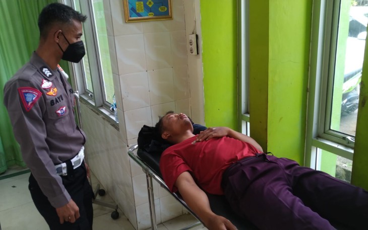 Satlantas Polres Pandeglang saat Evakuasi Korban Laka Motor ke Pukesmas terdekat