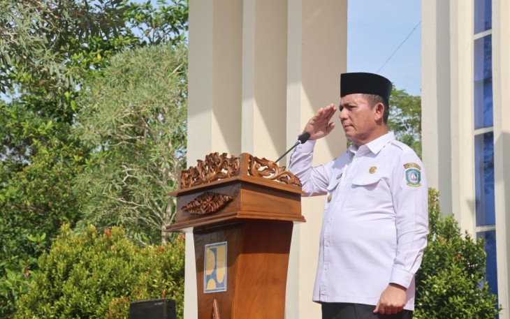 Gubernur Kepulauan Riau H. Ansar Ahmad saat bertindak selaku Inspektur Upacara Harbak PU ke-77 di Halaman Kantor Balai Prasarana Permukiman Wilayah Kepri, Gedung PIP2B Kota Piring Dompak Tanjungpinang, Sabtu (03/12). 