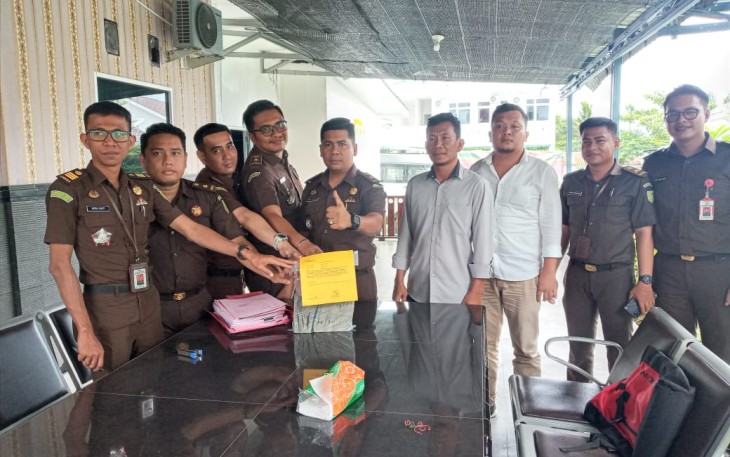 Kejari Labusel saat Terima Barang Bukti Tambahan Kasus TPPU Tersangka Nurita