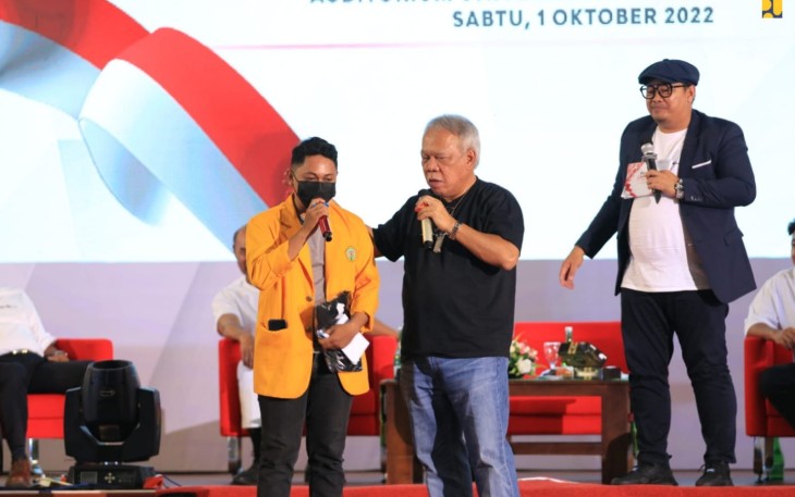 Menteri Basuki saat bercengkrama dengan salah satu mahasiswa 