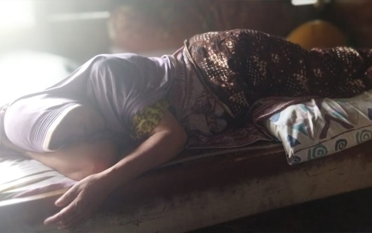 Safaryani Binti Ismal (50) terbaring ditempat tidurnya karena sakit