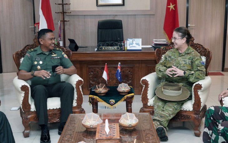 Kasdam IX/Udayana Brigjen TNI Harfendi, S.I.P., M.Sc., mewakili Pangdam IX/Udayana Mayjen TNI Sonny Aprianto, S.E., M.M., saat menerima kunjungan Kehormatan Delegasi Angkatan Darat  Australia di Makodam IX/Udayana, Jalan Udayana Nomor 1 Denpasar, pada Rabu (7/9/2022).