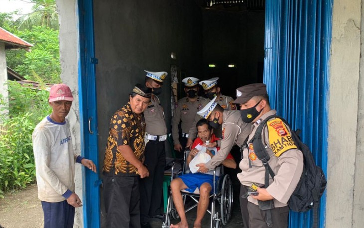 Personel Polres Rejang Lebong saat salurkan Sembako ke Warga Terdampak Penyesuaian Harga BBM