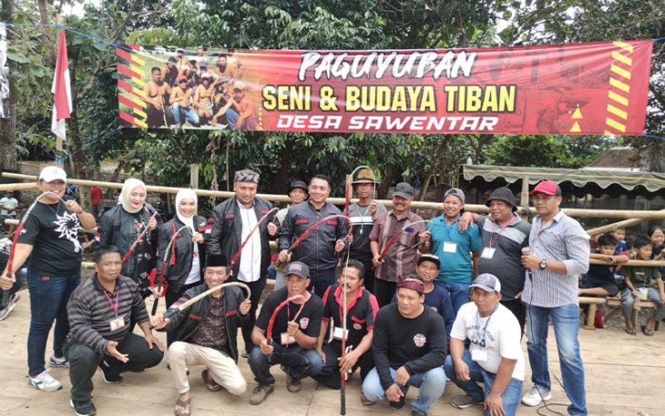 Anggota DPRD Jatim, Ferdian Reza Alvisa saat membuka gelaran Kesenian Tiban bertajuk "Budaya yang Harus Dijaga dan Dilestarikan" di Desa Sawentar, Kecamatan Kanigoro, Kabupaten Blitar, Minggu (11/9/2022). 