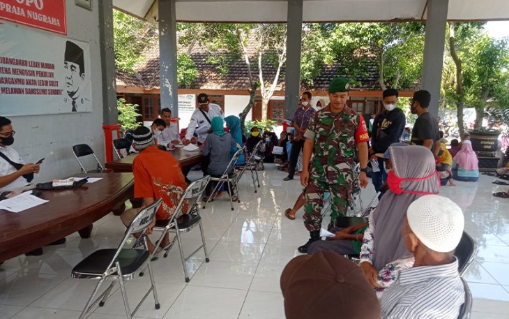 Babinsa Posramil Gerih saat Pantau Kegiatan dan Pengawasan BLT di Wilayah Binaannya