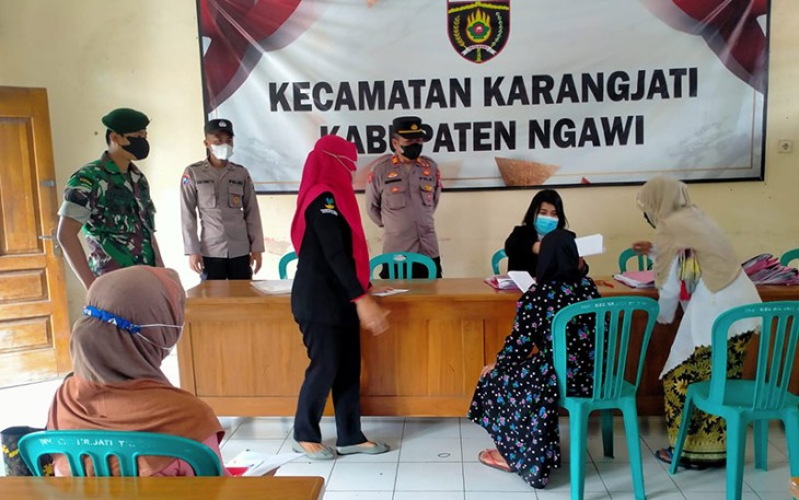 Babinsa Koramil 0805/05 Karangjati saat Kawal Penyaluran BLT BBM
