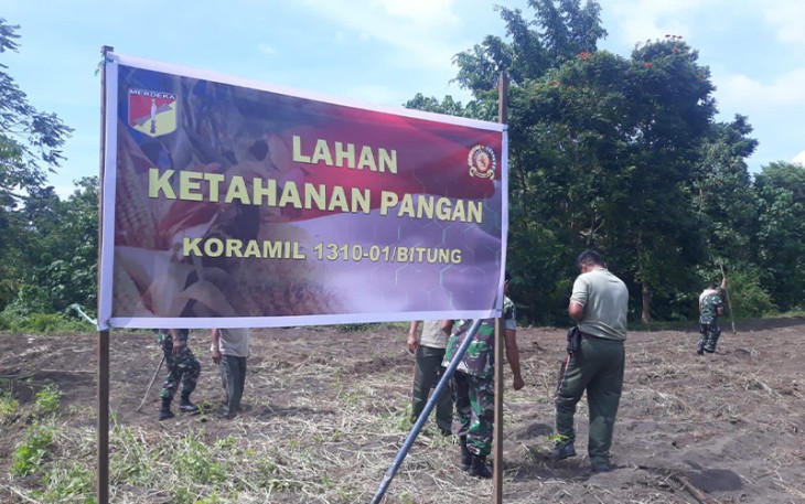 Koramil 1310-01/Bitung saat Melaksanakan Penanaman Jagung