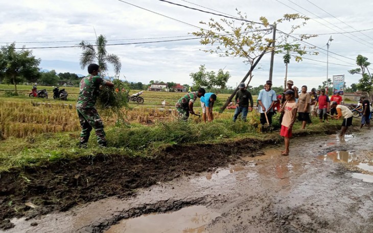 Babinsa Koramil 0805/05 Karangjati saat Gotong Royong Karya Bakti Bersama Warga