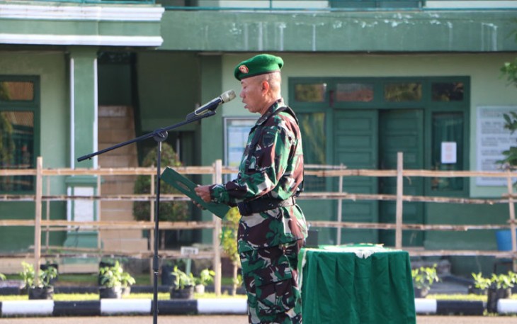 Danramil 12/Sry Kapten Arh Nana Sutiana saat bertindak sebagai Inspektur upacara.