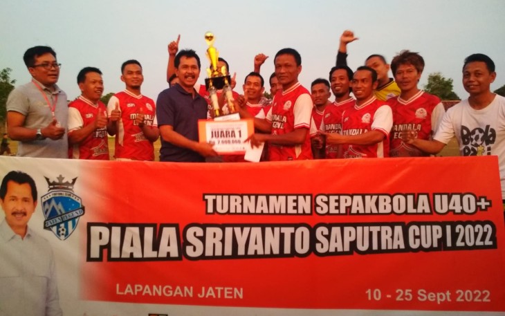 Sriyanto Saputro menyerahkan trofi Juara 1 kepada tim kesebelasan Mandala Legend Colomadu, di Stadion Jaten, Kabupaten Karanganyar, Minggu (25/9/2022).
