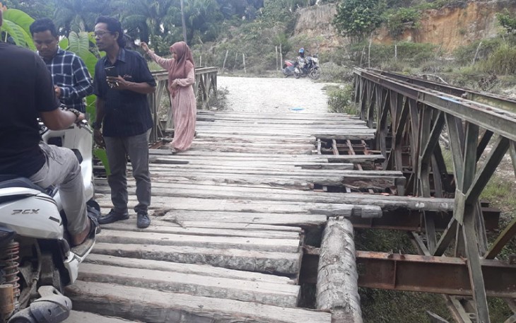 Kondisi jembatan rusak parah pasca pewarta klikwarta turut meninjau lokasi.