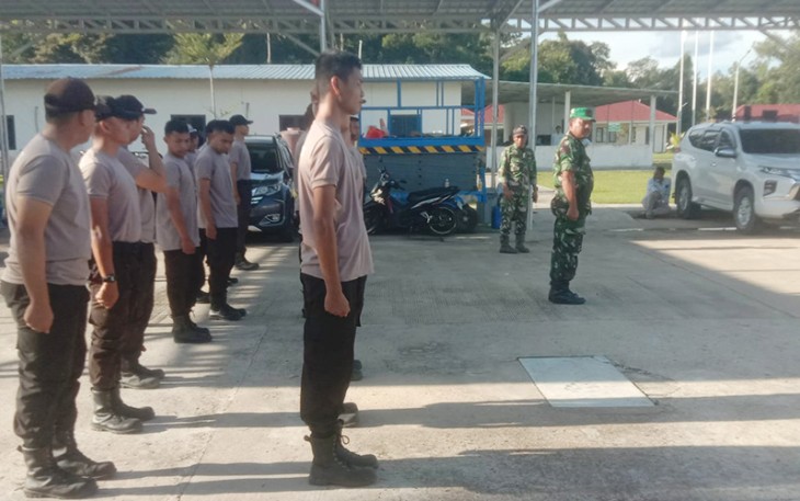Babinsa Koramil Rungan saat Latih PBB Security PT Surya Kalimantan Sejati 