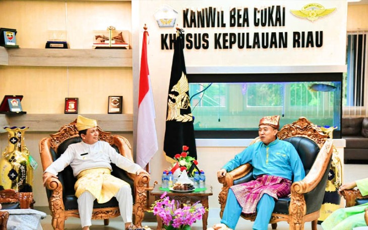 Gubernur Kepulauan Riau H. Ansar Ahmad saat secara langsung mengunjungi Kantor Wilayah (Kanwil) Direktorat Jenderal Bea Cukai (DJBC) Khusus Kepulauan Riau di Karimun, Rabu (12/10). 