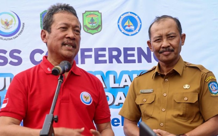 Menteri Kelautan dan Perikanan RI Sakti Wahyu Trenggono didampingi Sekretaris Daerah Provinsi Kepri Adi Prihantara saat hadiri Gernas BCL di Kampung Madong, Tanjungpinang, Selasa (18/10).