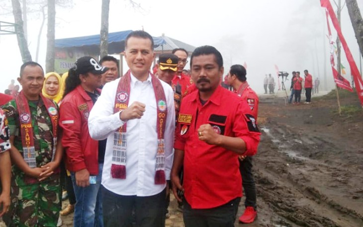 Ketua PBB Samosir Roland Sitanggang foto bersama Wakil Gubernur Sumut Musa Rajekshah usai menanam pohon di Togaraja.