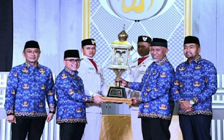 Gubernur Sumbar Mahyeldi bersama Wakil Gubernur Audy Joinaldy menerima piala bergilir yang diserahkan langsung oleh Menpan-RB.